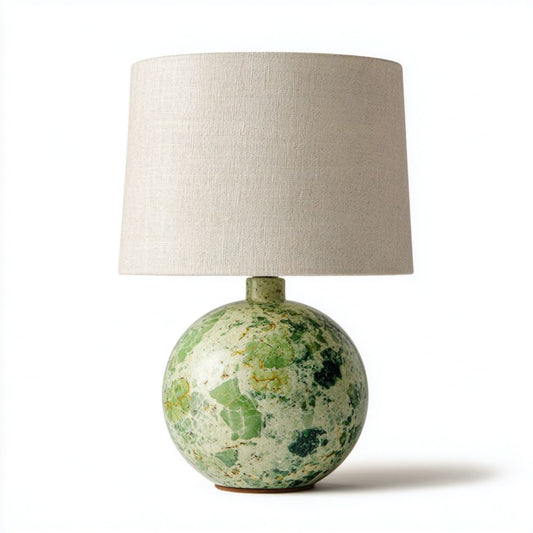 Lampada da tavolo con base sferica in ceramica invetriata verde e paralume in lino