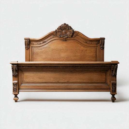 Letto matrimoniale in legno massello intagliato con testata e pediera decorativa
